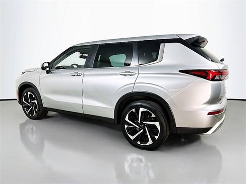 Used 2023 Mitsubishi Outlander SE image 5