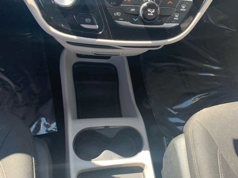 Used 2023 Chrysler Voyager LX image 16