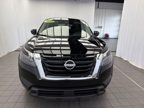 Used 2025 Nissan Pathfinder S FWD image 2