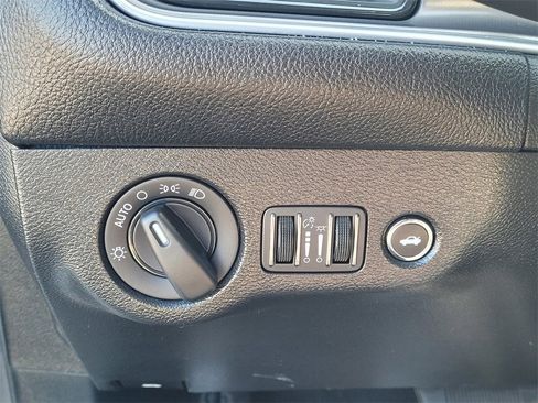 Used 2022 Dodge Challenger SXT image 21