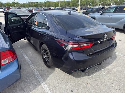 Used 2022 Toyota Camry SE w/ Convenience Package FWD image 3