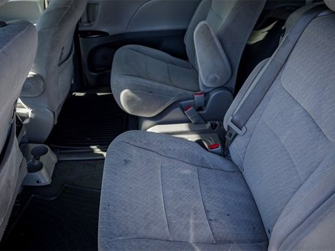 Used 2020 Toyota Sienna LE image 24