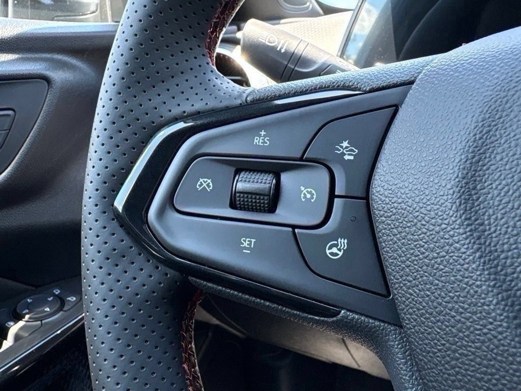 Used 2025 Chevrolet Trax RS FWD image 16