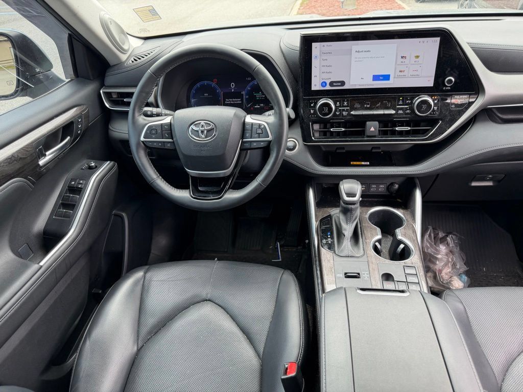Used 2024 Toyota Highlander Limited FWD image 20