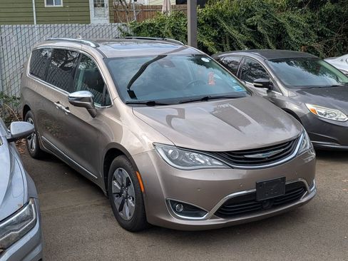 Used 2018 Chrysler Pacifica Limited w/ Advanced Safetytec Group image 8