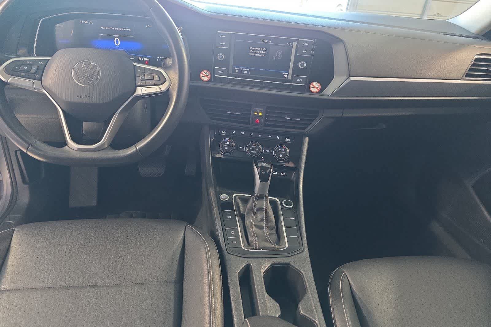 Used 2024 Volkswagen Jetta SE FWD image 4