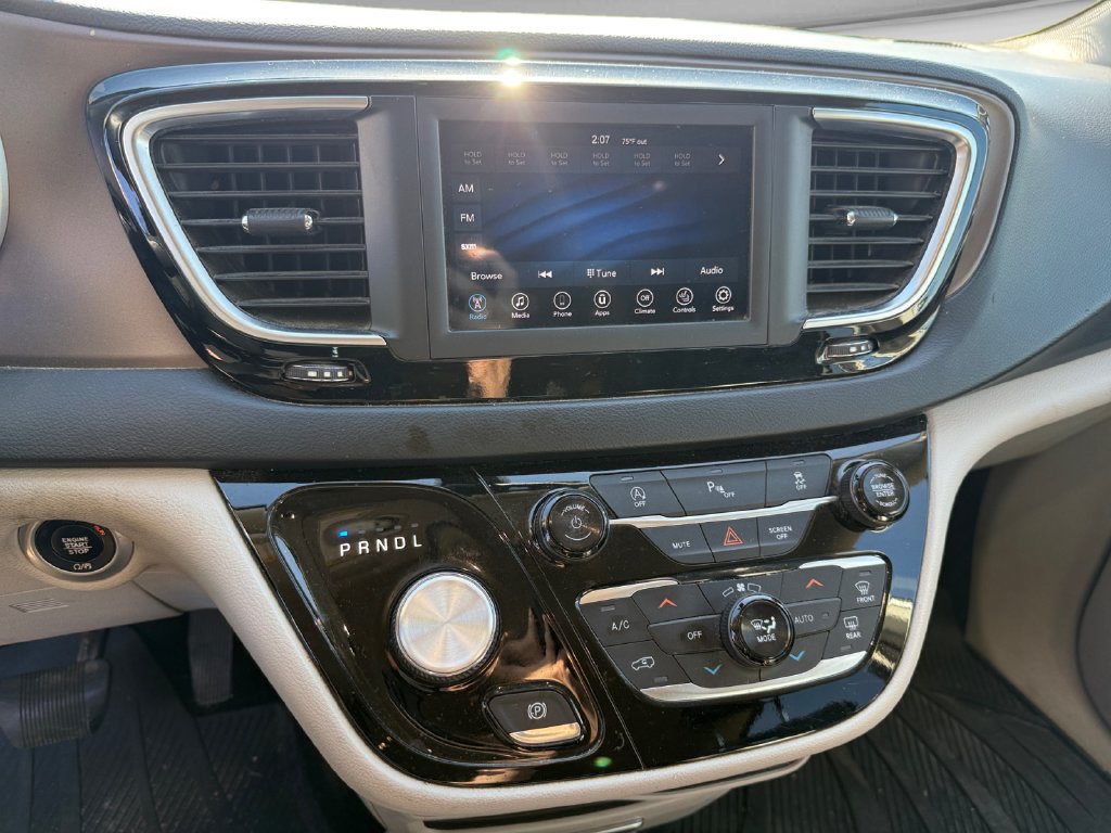 Used 2018 Chrysler Pacifica Touring-L FWD image 24