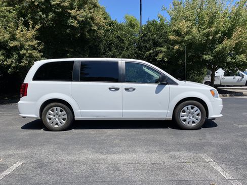 Used 2019 Dodge Grand Caravan SE w/ UConnect Hands-Free Group FWD image 10