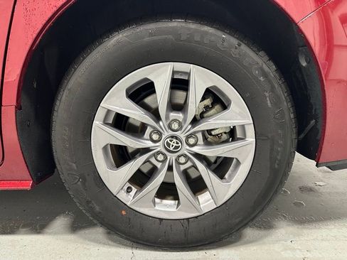 Used 2025 Toyota Sienna XLE AWD/4WD image 70