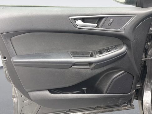 Used 2018 Ford Edge SE image 9