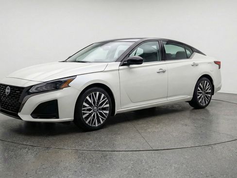 Used 2025 Nissan Altima 2.5 SV FWD image 3