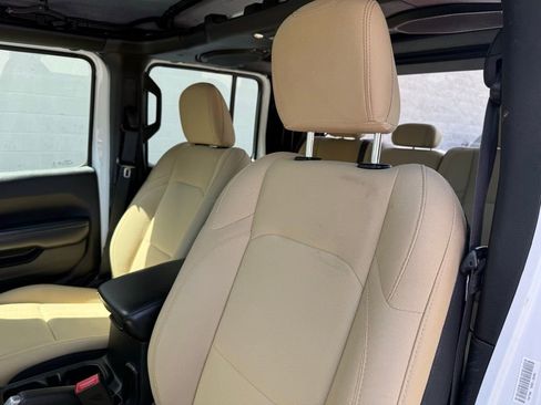 Used 2020 Jeep Gladiator Sport image 16