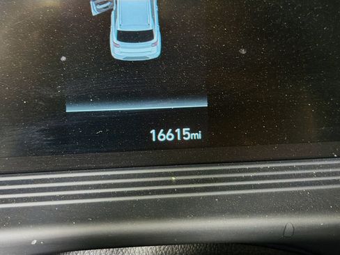 Used 2025 Hyundai Venue SEL FWD image 19