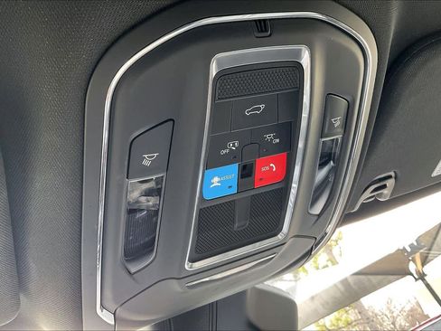 Certified 2025 Jeep Wagoneer 4WD image 31