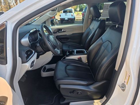 Used 2024 Chrysler Pacifica Touring-L image 4