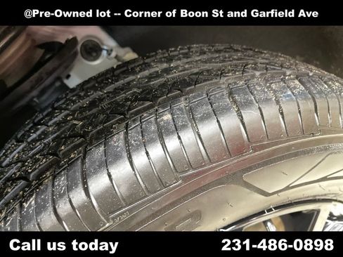 Used 2023 GMC Acadia SLT w/ Preferred Package FWD image 12