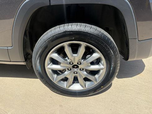 Used 2018 Jeep Cherokee Limited w/ Trailer Tow Group AWD/4WD image 39