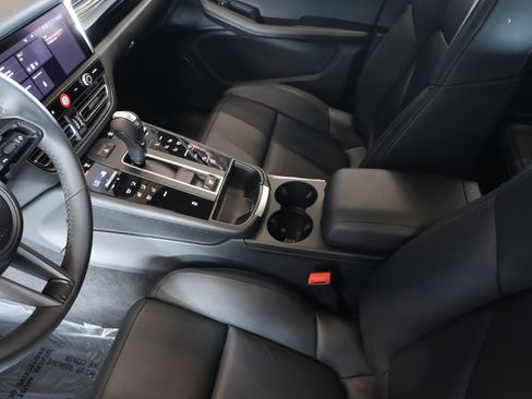 Used 2025 Porsche Macan image 17