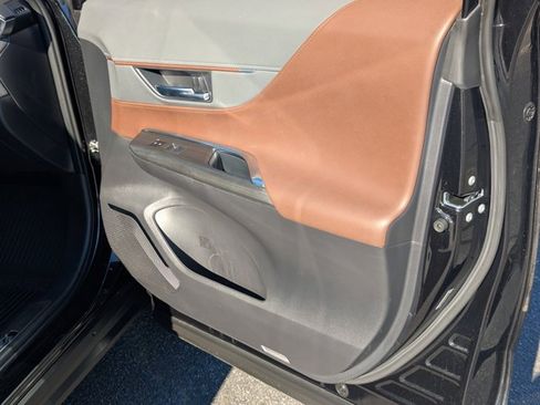 Used 2021 Toyota Venza XLE w/ Softex Package image 13