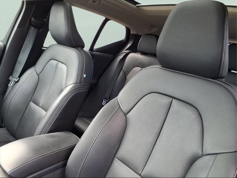 Used 2024 Volvo XC40 B5 Plus w/ Climate Package image 15