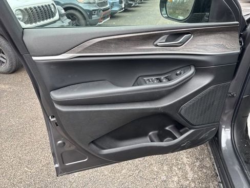 Used 2026 Jeep Grand Cherokee Altitude image 16