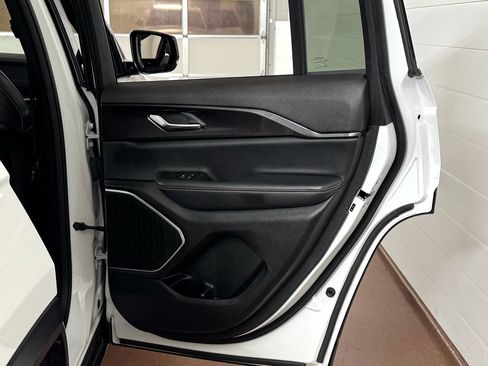 Used 2022 Jeep Grand Cherokee Altitude image 38