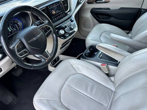 Used 2018 Chrysler Pacifica Touring-L Plus FWD image 10