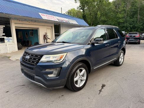 Used 2017 Ford Explorer XLT w/ Equipment Group 201A AWD/4WD image 7