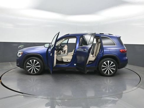Used 2020 Mercedes-Benz GLB 250 w/ Premium Package image 40