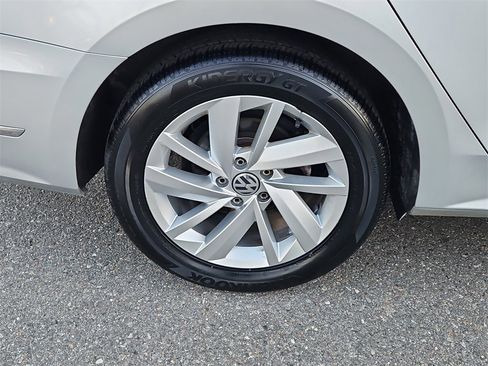 Used 2018 Volkswagen Passat 2.0T SE image 9