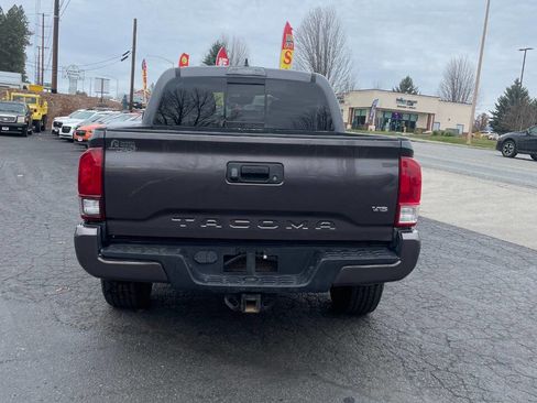 Used 2018 Toyota Tacoma TRD Sport image 5