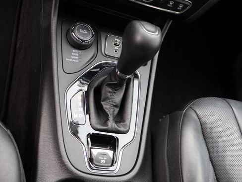 Used 2019 Jeep Cherokee Limited w/ Luxury Group image 35