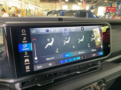 Used 2025 Jeep Wrangler Unlimited Sahara w/ Safety Group AWD/4WD image 27