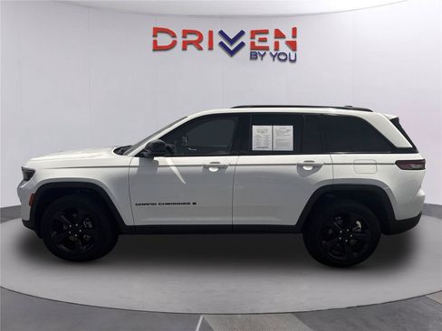 Used 2023 Jeep Grand Cherokee Altitude AWD/4WD image 7