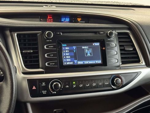 Used 2019 Toyota Highlander LE image 19
