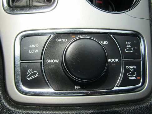 Used 2018 Jeep Grand Cherokee Overland AWD/4WD image 34