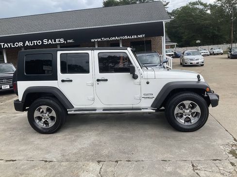 Used 2010 Jeep Wrangler Unlimited Sport RWD image 2