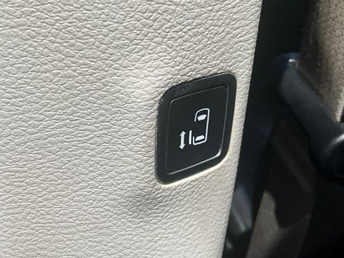 Used 2018 Chrysler Pacifica Touring-L FWD image 30