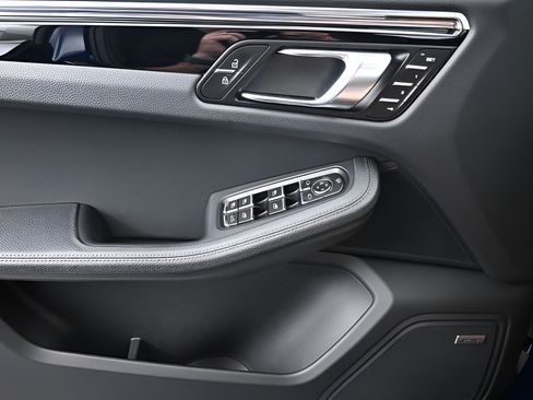 Certified 2025 Porsche Macan AWD/4WD image 13