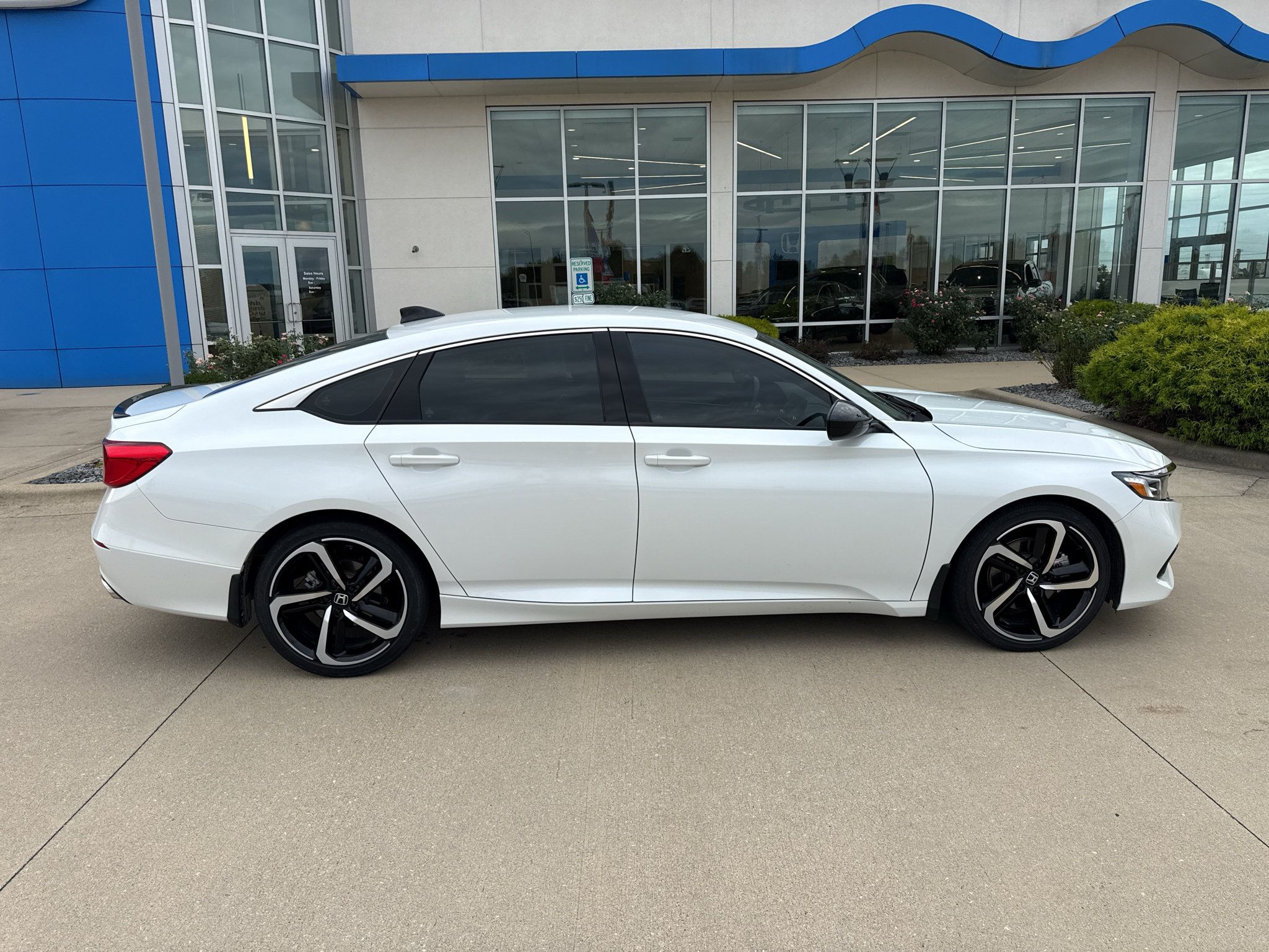 Used 2022 Honda Accord Sport image 4