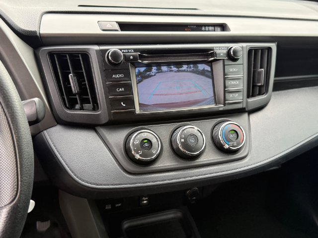Used 2018 Toyota RAV4 LE FWD image 19