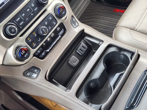 Used 2020 GMC Yukon Denali w/ Denali Premium Package RWD image 17