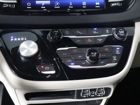 Used 2024 Chrysler Pacifica Touring-L image 47