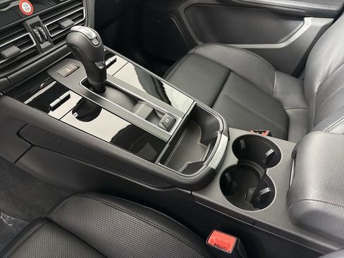 Certified 2025 Porsche Macan image 32