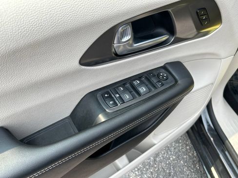 Used 2024 Chrysler Pacifica Limited FWD image 13