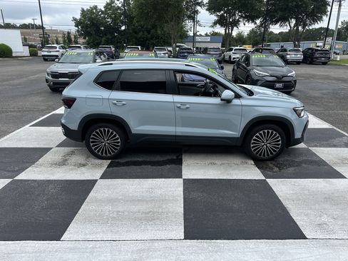 Used 2025 Volkswagen Taos SE FWD image 3