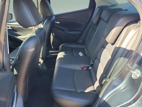 Used 2019 Toyota Yaris XLE image 6