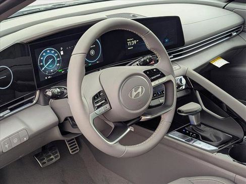 New 2025 Hyundai Elantra SEL image 3