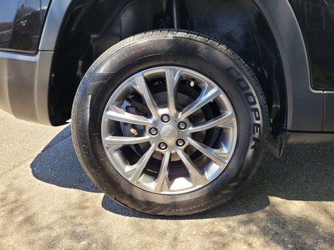 Used 2019 Jeep Cherokee Latitude Plus w/ Comfort/Convenience Group FWD image 38