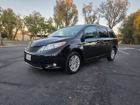Used 2017 Toyota Sienna XLE FWD image 8